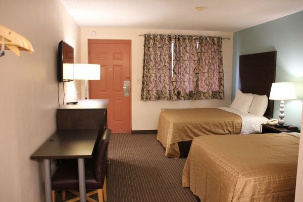 2 Queens Beds - Non Smoking Photo 2